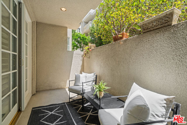 575 S Barrington Avenue, Los Angeles CA: https://media.crmls.org/mediaz/a7222792-5357-4d27-a1af-c2f1909fccde.jpg