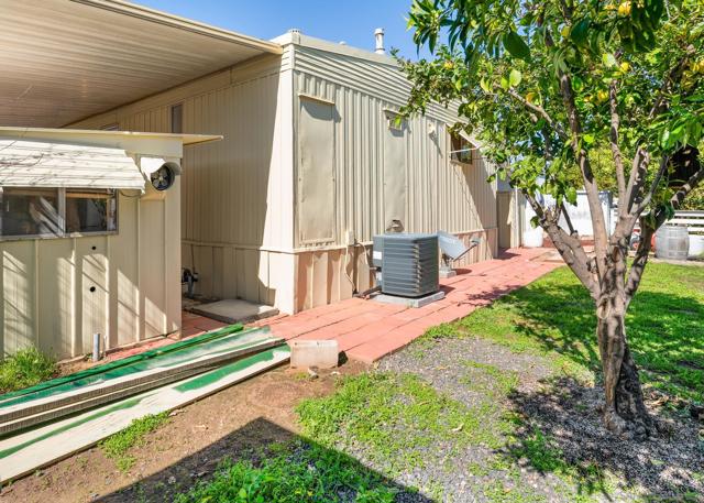 2700 Valley Parkway, Escondido CA: https://media.crmls.org/mediaz/a722380e-6f3d-49e5-869a-3df8ff0a119f.jpg