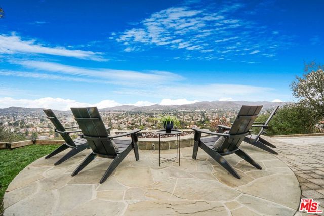 3485 Ridgeford Drive, Westlake Village CA: https://media.crmls.org/mediaz/a723f30a-087c-456b-9e38-917bc1e203b0.jpg