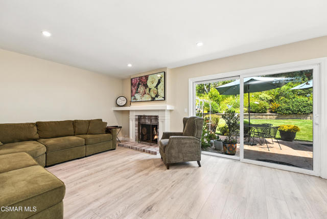 2063 Woodglen Street, Simi Valley CA: https://media.crmls.org/mediaz/a72480cd-1ac5-4d26-9277-f02d178d520a.jpg