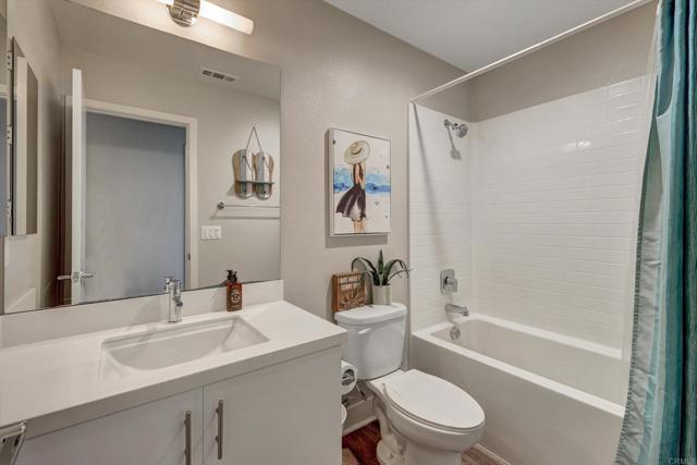 1570 Vista Del Mar Way, Oceanside CA: https://media.crmls.org/mediaz/a724ddd2-88ca-4704-82a2-befb9be0513d.jpg