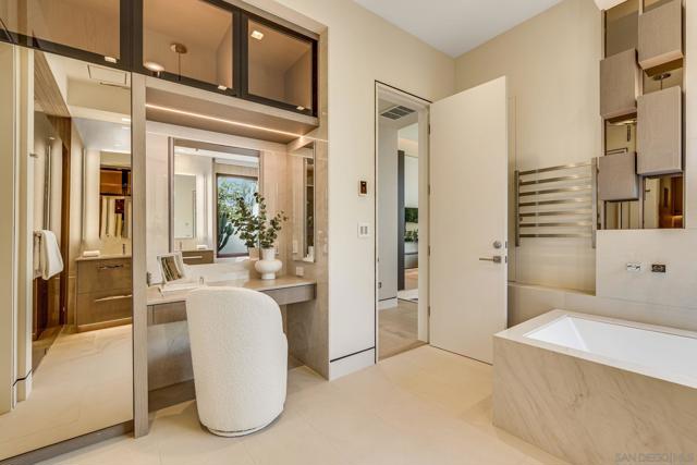8070 La Jolla Scenic Dr N, La Jolla CA: https://media.crmls.org/mediaz/a7263768-4dc9-4899-af3a-d436cc228771.jpg