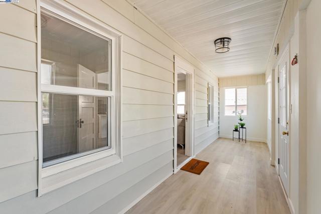 2720 Short St, Oakland CA: https://media.crmls.org/mediaz/a7271eda-01c9-42a5-811a-c60773da22fd.jpg