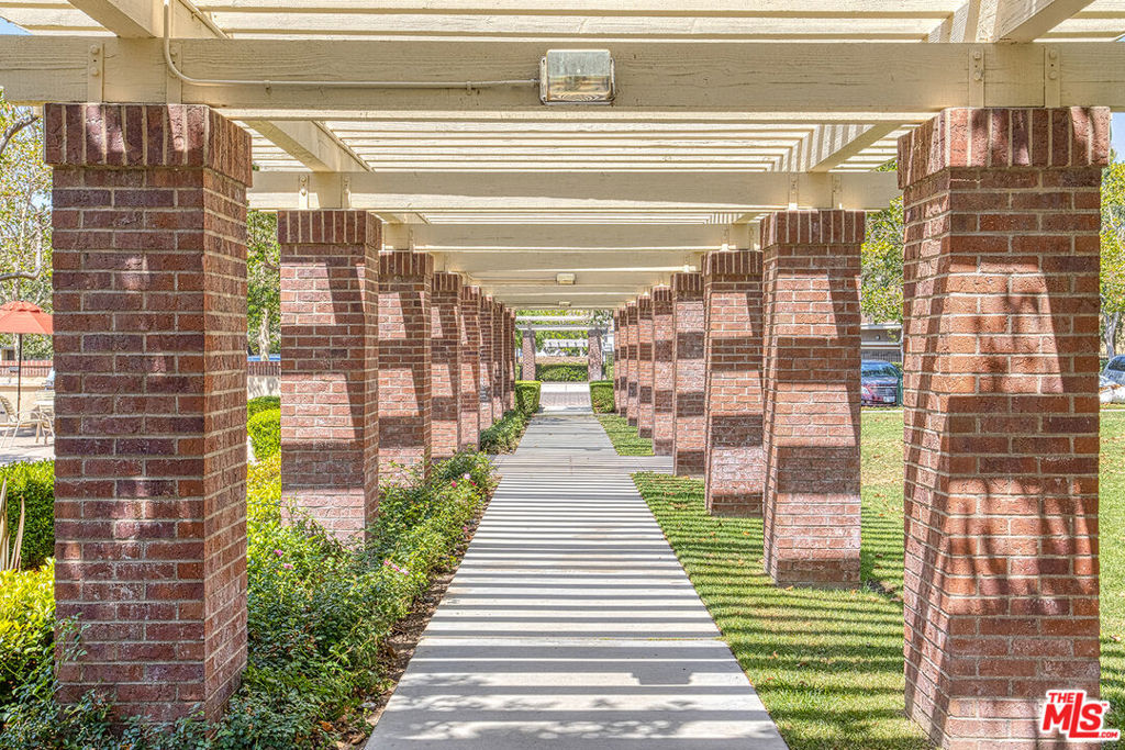 https://media.crmls.org/mediaz/a7282725-3252-48c1-b579-cf077b6b7380.jpg?preset=X-Large