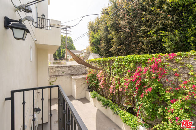 1529 S BEVERLY Drive, Los Angeles CA: https://media.crmls.org/mediaz/a72893ed-b24e-42ae-b8be-a2bb02c7ba72.jpg