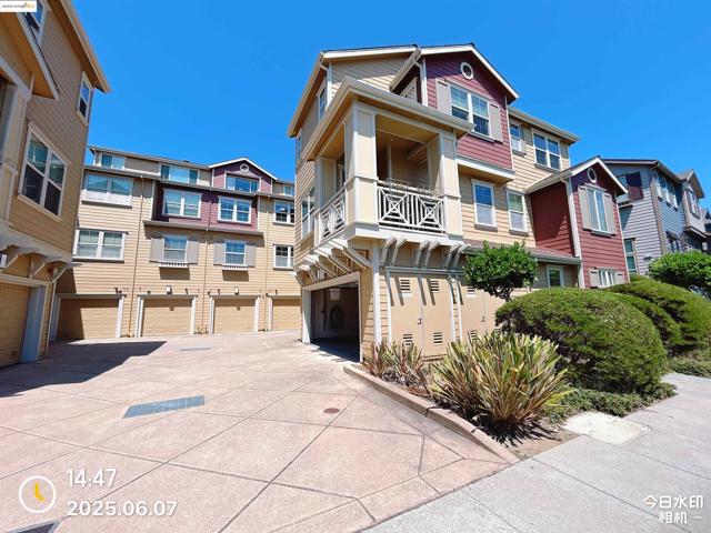 6136 Old Quarry Loop, Oakland CA: https://media.crmls.org/mediaz/a728a6c6-e31a-4345-a5bc-a471f5bdf97b.jpg