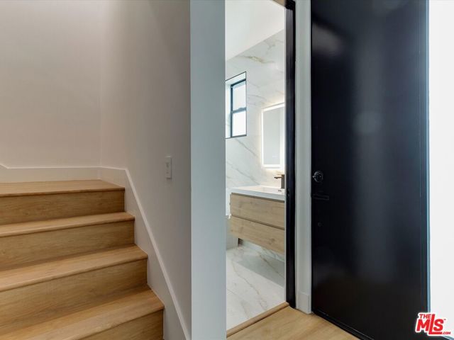 2815 1/2 S Redondo Boulevard, Los Angeles CA: https://media.crmls.org/mediaz/a7297b1c-fe75-496a-bc5a-6465350d8a9a.jpg
