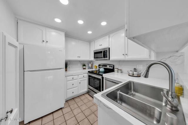 224 Oakleaf Drive, Thousand Oaks CA: https://media.crmls.org/mediaz/a729bcb8-53df-47e6-abac-84ef6bc46831.jpg