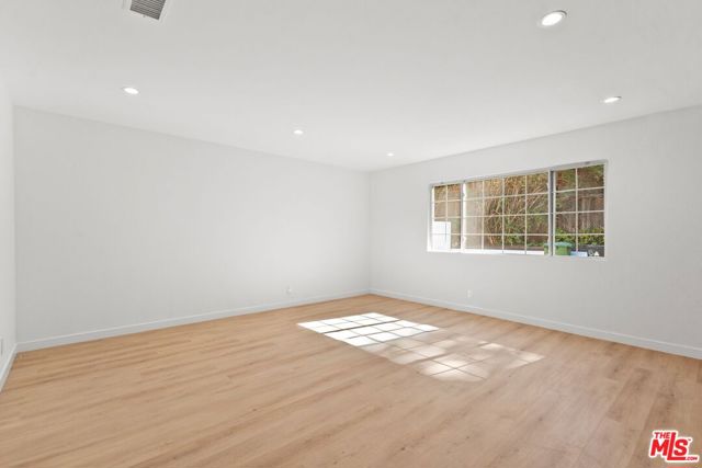 4800 Topeka Drive, Tarzana CA: https://media.crmls.org/mediaz/a729fa73-662a-42aa-b81c-bee692cd2f20.jpg