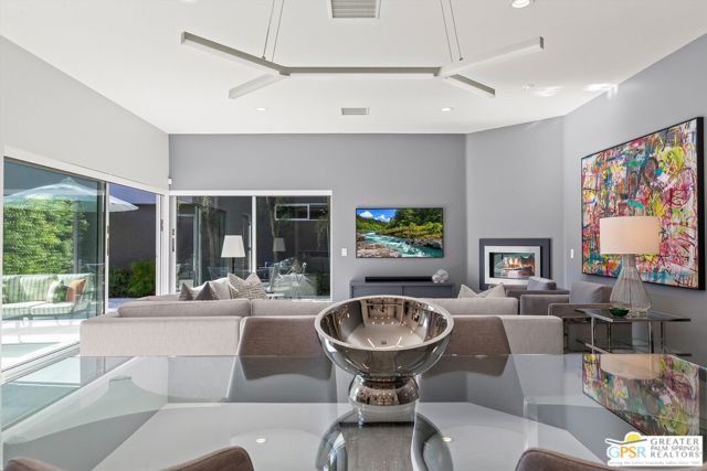 1062 Hunter Drive, Palm Springs CA: https://media.crmls.org/mediaz/a72b2014-4d3a-47e4-ab10-51bb4a13874e.jpg