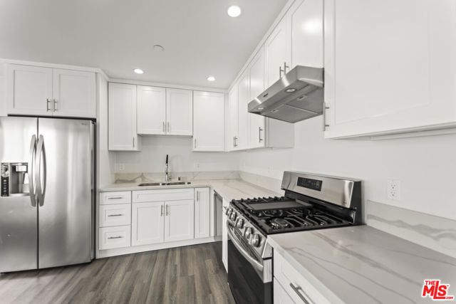 1254 9th Street, Santa Monica CA: https://media.crmls.org/mediaz/a72b3098-5a09-4834-a826-8454a8f3ad1f.jpg