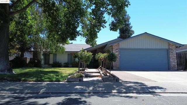 3124 Estate Dr, Stockton CA: https://media.crmls.org/mediaz/a72b997a-a22a-45e6-bd10-7979a7c00f06.jpg
