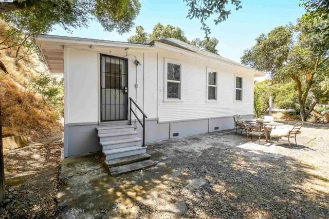 75 Kilkare Rd, Sunol CA: https://media.crmls.org/mediaz/a72b99f6-65e0-4ffc-8e4c-6bb72974c0f7.jpg