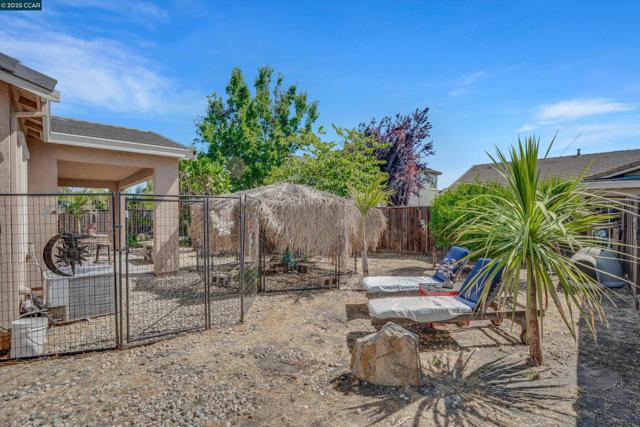 1030 Clear Lake Dr, Oakley CA: https://media.crmls.org/mediaz/a72cc581-3761-4b96-b170-05b370857483.jpg