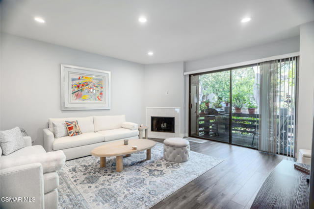 21901 Burbank Boulevard, Woodland Hills CA: https://media.crmls.org/mediaz/a72dba5a-c6ff-4d0f-82c3-3674a447de53.jpg