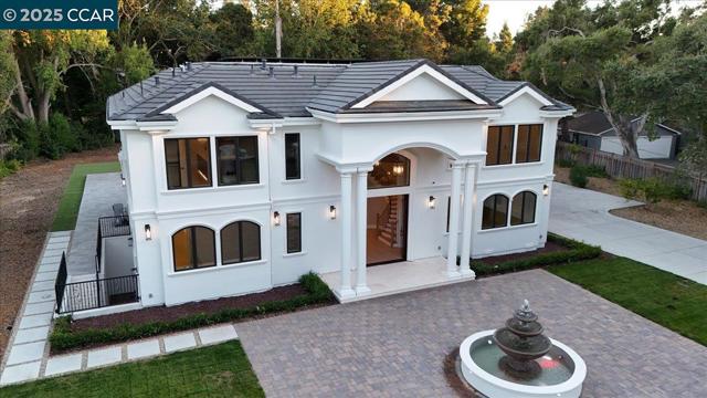 74 Middlefield Rd, Atherton CA: https://media.crmls.org/mediaz/a72de9ac-91a3-4890-8911-3d16a19ce793.jpg