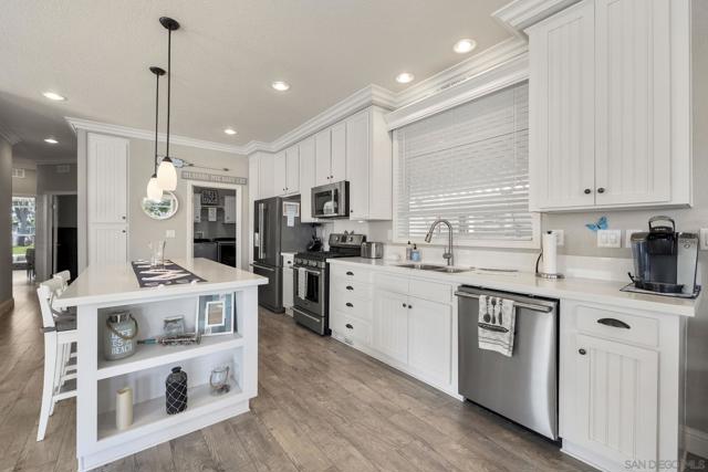 7313 Santa Barbara St, Carlsbad CA: https://media.crmls.org/mediaz/a72df522-4229-4627-bf88-bf09f3e1fbf4.jpg