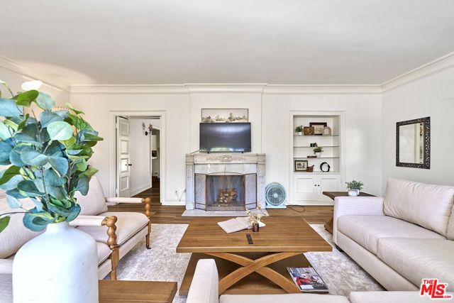 728 S Windsor Boulevard, Los Angeles CA: https://media.crmls.org/mediaz/a72e0f62-78c9-41d9-9ca0-5608f79f57e3.jpg