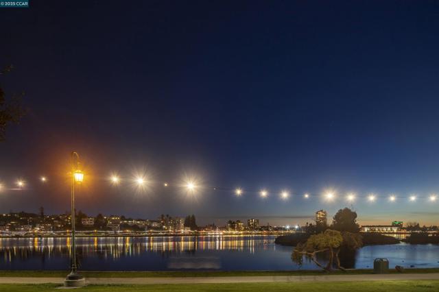 58 Vernon St, Oakland CA: https://media.crmls.org/mediaz/a72e9d98-b24e-44cd-badc-dc2d89ef7a23.jpg