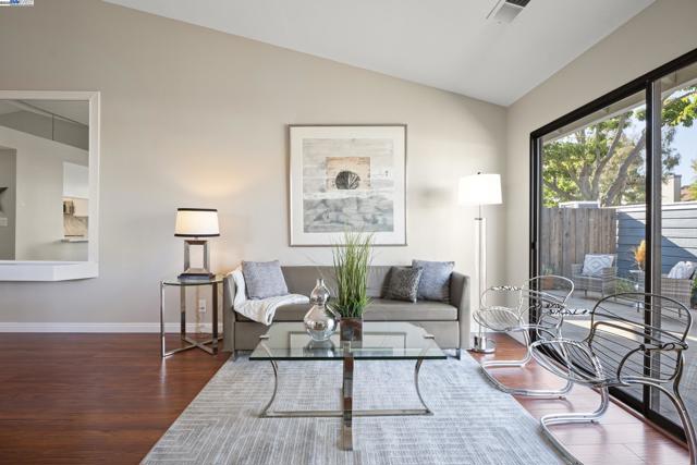 3525 Mcsherry Way, Alameda CA: https://media.crmls.org/mediaz/a72f1e78-10de-46ad-bd20-4b93896437b1.jpg