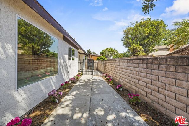 13 Pepper Court, Inglewood CA: https://media.crmls.org/mediaz/a72f690b-bd0f-4da7-8fa0-26e7e3964b98.jpg