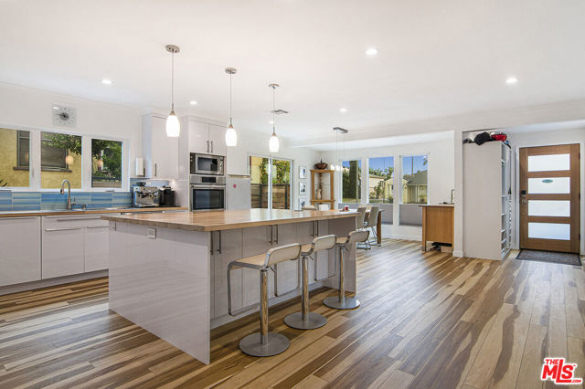 441 W Ellis Avenue, Inglewood CA: https://media.crmls.org/mediaz/a72f906f-8126-4b5c-94e5-b7a1e054ab64.jpg