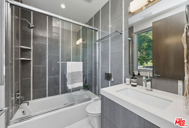 653 Oxford Ave, Venice CA: https://media.crmls.org/mediaz/a72fb113-a0d6-44d7-9339-ce764b9dbf9d.jpg