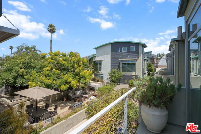 512 Brooks Avenue, Venice CA: https://media.crmls.org/mediaz/a72fe0c3-e12e-4a3e-8b87-c3220e64455e.jpg