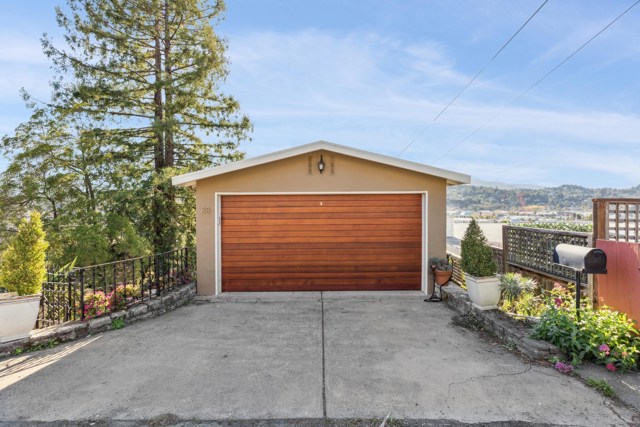 28 Marina Court Dr, San Rafael CA: https://media.crmls.org/mediaz/a730690c-f85b-45e3-b637-e0af46bb1570.jpg