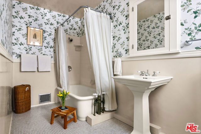3162 2nd Avenue, San Diego CA: https://media.crmls.org/mediaz/a7313d6d-9a32-4ef0-87eb-5d6ef35de851.jpg