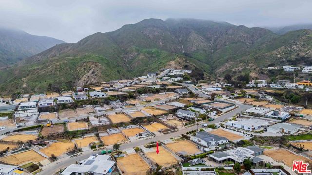 3702 Oceanhill Way, Malibu CA: https://media.crmls.org/mediaz/a731f27b-f71c-4f28-8ba5-21bf478c7450.jpg