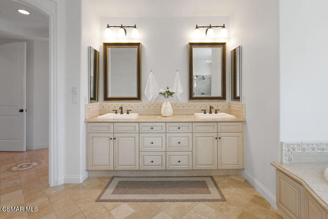 4014 Caribbean Street, Oxnard CA: https://media.crmls.org/mediaz/a7324981-722c-468c-9b75-7c30ef2f2ead.jpg