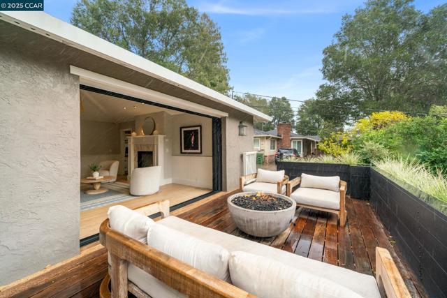 125 Sleepy Hollow Ln, Orinda CA: https://media.crmls.org/mediaz/a7326094-a34d-4783-9c97-a95189d7f0d5.jpg