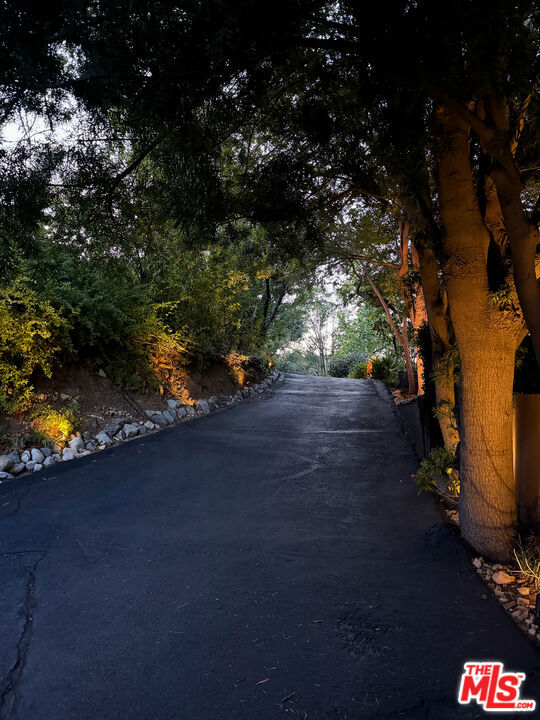 https://media.crmls.org/mediaz/a7332a0d-1f7c-4fcd-8d7d-1c70a581d6ae.jpg?preset=X-Large