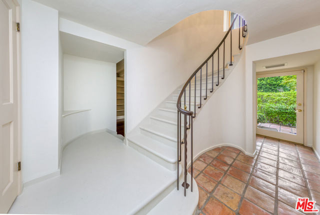 1290 Sunset Plaza Drive, Los Angeles CA: https://media.crmls.org/mediaz/a7332b4d-2cf0-4976-92a5-f7d007abdb55.jpg