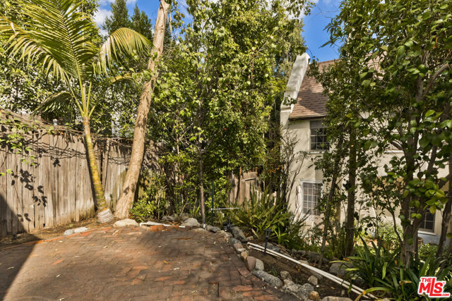 Drew Fenton | 271 Beloit Avenue Los Angeles CA | MLS: 7455926