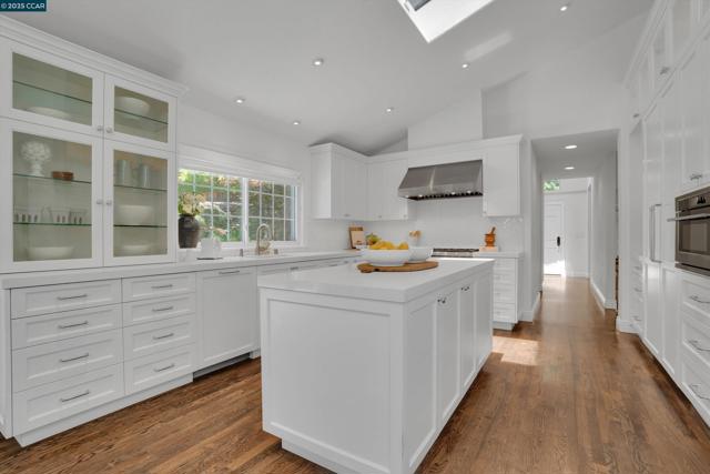 2345 San Miguel Dr, Walnut Creek CA: https://media.crmls.org/mediaz/a7337443-15a1-4591-a0f2-6b7d1b15386f.jpg