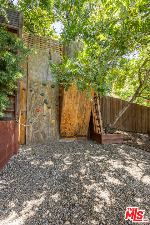 450 Rustic Drive, Los Angeles CA: https://media.crmls.org/mediaz/a73393f4-ca1c-4397-87b2-993dfea46c53.jpg