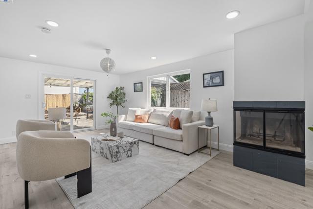 924 Magnolia Dr, Alameda CA: https://media.crmls.org/mediaz/a733d8e3-8a24-461c-b2b4-b7539c577c3d.jpg