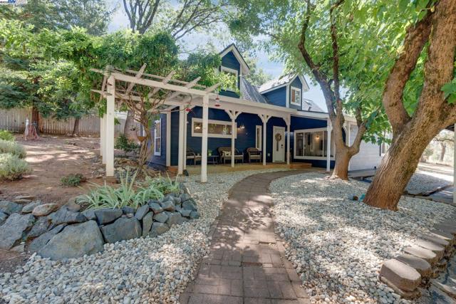 20140 Redwood Dr, Foresthill CA: https://media.crmls.org/mediaz/a734f2db-e4b7-432f-9806-3fdec4e38848.jpg