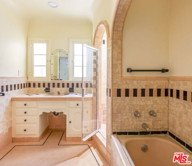 3220 W 78th Place, Los Angeles CA: https://media.crmls.org/mediaz/a7357a21-335b-41ad-a537-469acdfed444.jpg