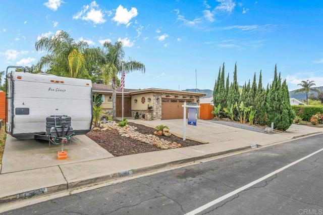 Detail Gallery Image 2 of 41 For 8409 Carlton Oaks Dr, Santee,  CA 92071 - 4 Beds | 2 Baths