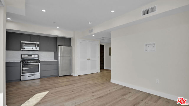 846 S Mariposa Avenue, Los Angeles CA: https://media.crmls.org/mediaz/a7366e8c-b675-476f-8c12-707662222a57.jpg