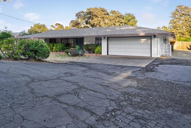 20521 Upper Hillview Dr, Sonora CA: https://media.crmls.org/mediaz/a73824d7-dc77-49cc-a147-5687fae7e781.jpg