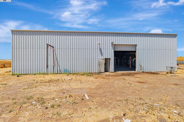 29950 E Highway 26, Linden CA: https://media.crmls.org/mediaz/a7384670-f577-405f-9b21-7b3c55e022d9.jpg