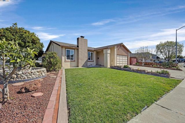 2702 Chinook Ct, Union City CA: https://media.crmls.org/mediaz/a73976e9-fdef-41f8-8daf-ca7291ad4c41.jpg