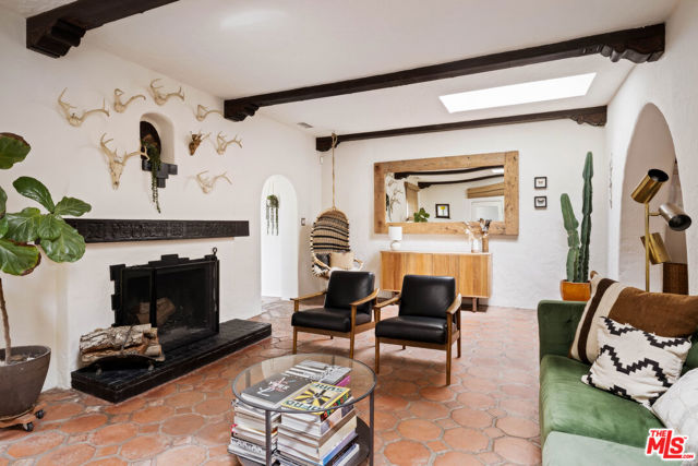 1012 Superba Avenue, Venice CA: https://media.crmls.org/mediaz/a73be452-20b5-4c45-a87b-bfd06fef0fd8.jpg