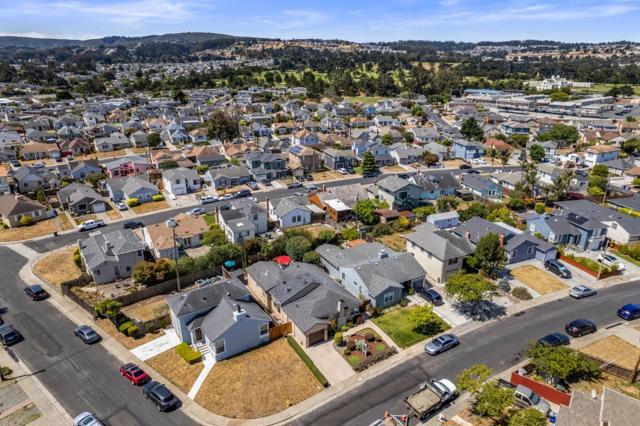 141 Knoll Circle, South San Francisco CA: https://media.crmls.org/mediaz/a73bedd7-d66f-49c6-8392-53211ca27ed0.jpg