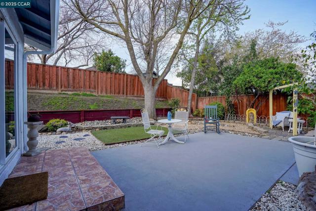 2279 Saint George Dr, Concord CA: https://media.crmls.org/mediaz/a73d010f-2f98-41cd-b3e6-a1db1de05c76.jpg