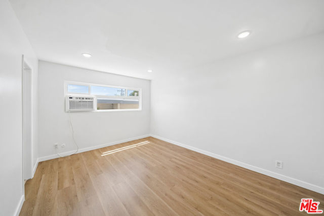 1039 North Harper Avenue, 9 photo 7